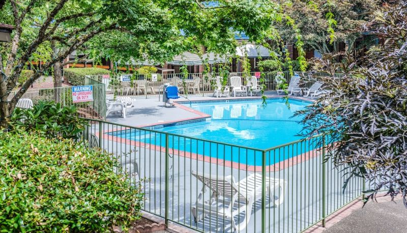 Piscina - University Place Hotel & Conference Center