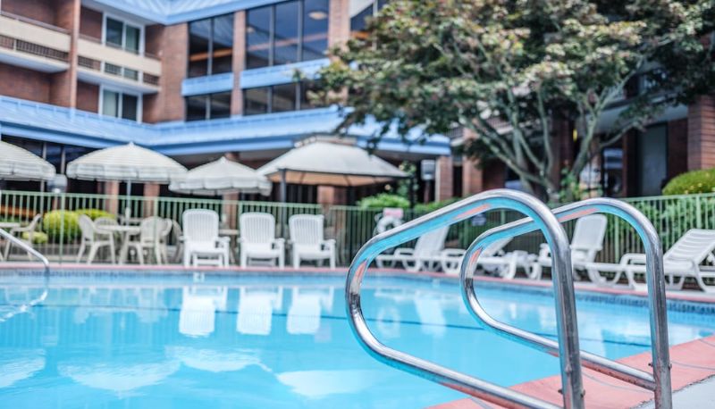 Piscina - University Place Hotel & Conference Center