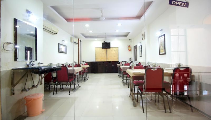 Restaurant - OYO 900 Marshall The Grand Hotel