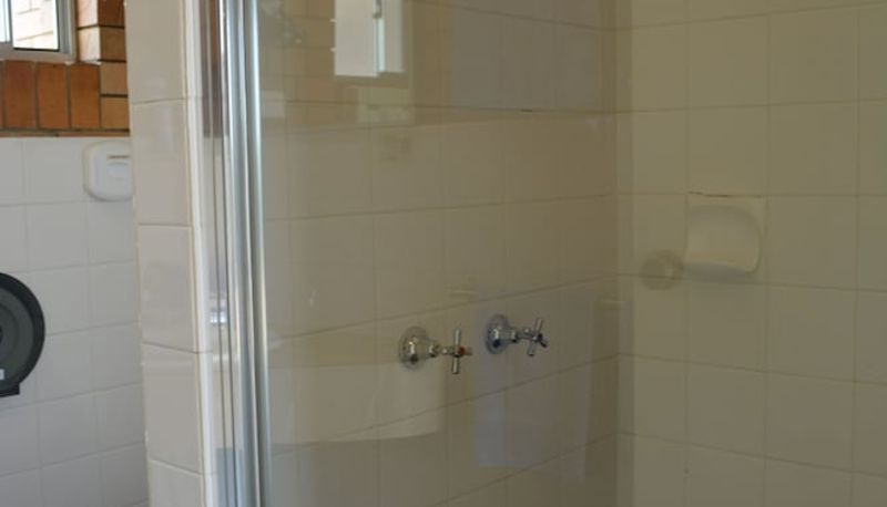 Suite - Peter Allen Motor Inn
