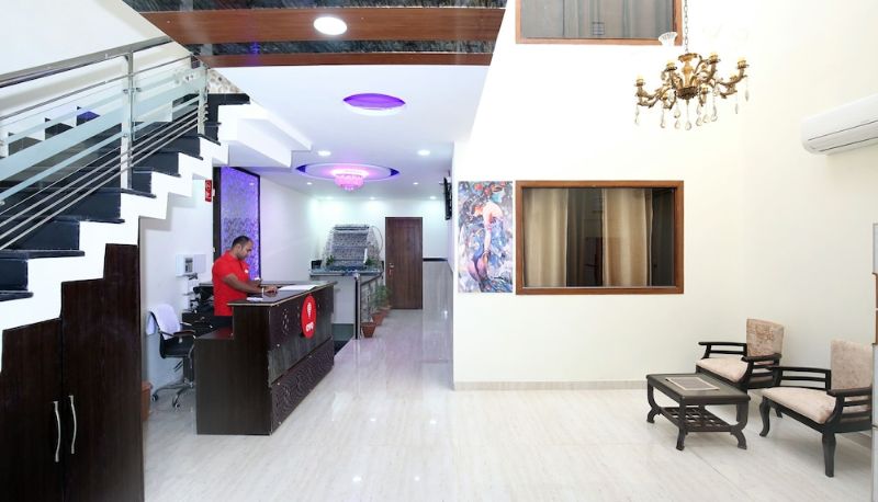 Recepcja - Capital O 322 Hotel Royal