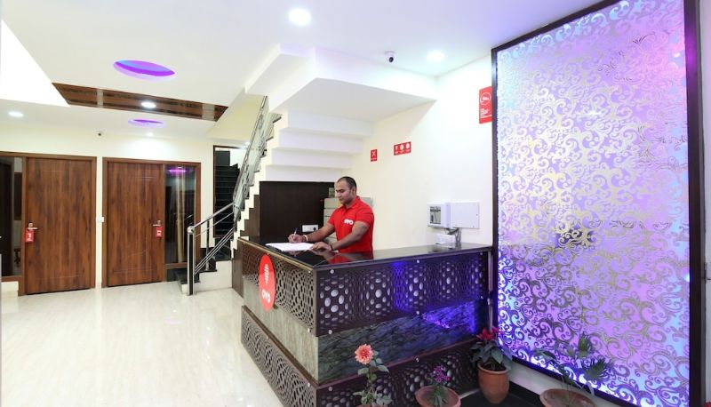 Recepcja - Capital O 322 Hotel Royal