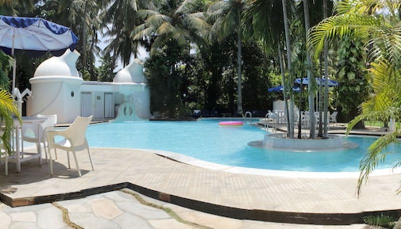 Zwembad - Hotel Parisutham