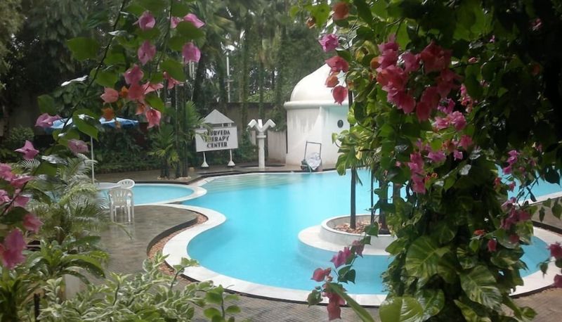 Zwembad - Hotel Parisutham