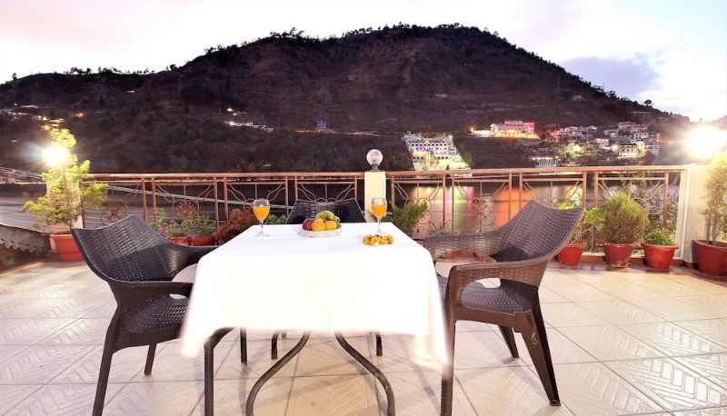 Restauracja - Hotel Neelesh Inn - A Luxury Lake View Hotel (20 kms from Nainital)