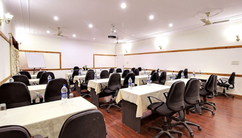 Sala na spotkanie - Hotel Neelesh Inn - A Luxury Lake View Hotel (20 kms from Nainital)