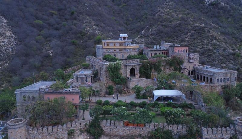 ホテルの屋外エリア - Alwar Fort Dadhikar