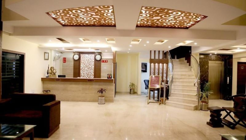 Reception - JK Rooms 130 Hotel Paras