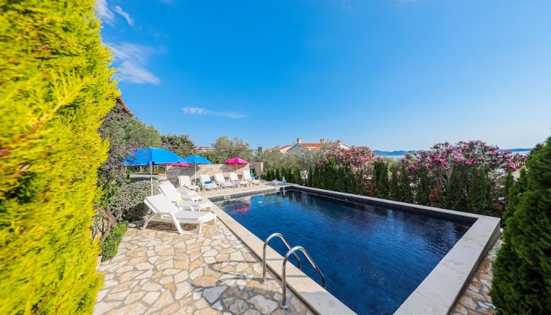 Piscina - Heated Pool & Hot Tub  Zadar - Kozino Luton Apartments