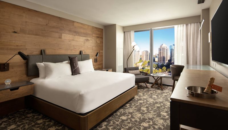 Kamer - Epicurean Atlanta Autograph Collection