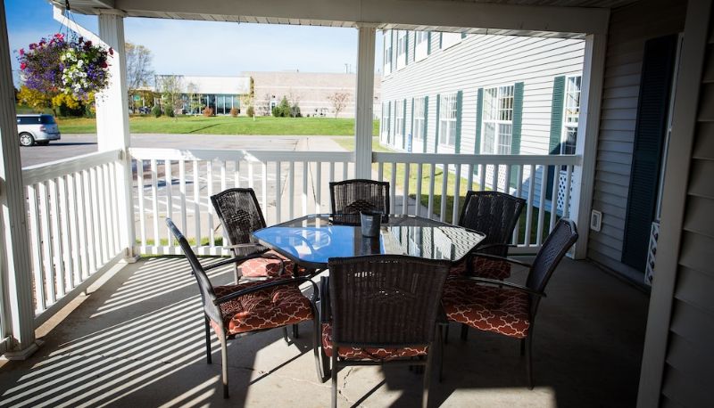 Info - Chisholm Inn & Suites