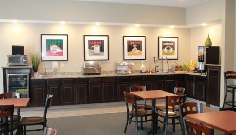 Restoran içinde kahvaltı salonu - Reston Lodge & Suites - Emmetsburg