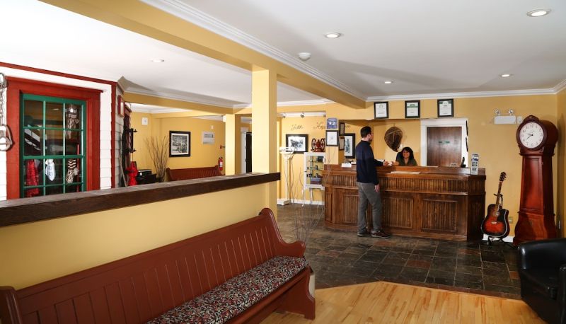 Lobby - Grenfell Heritage Hotel & Suites