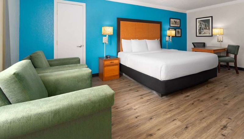 Suite - La Quinta Inn by Wyndham Pittsburgh Airport