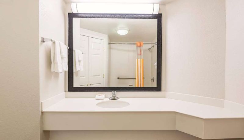 Room - La Quinta Inn & Suites by Wyndham Univ Area Chapel Hill