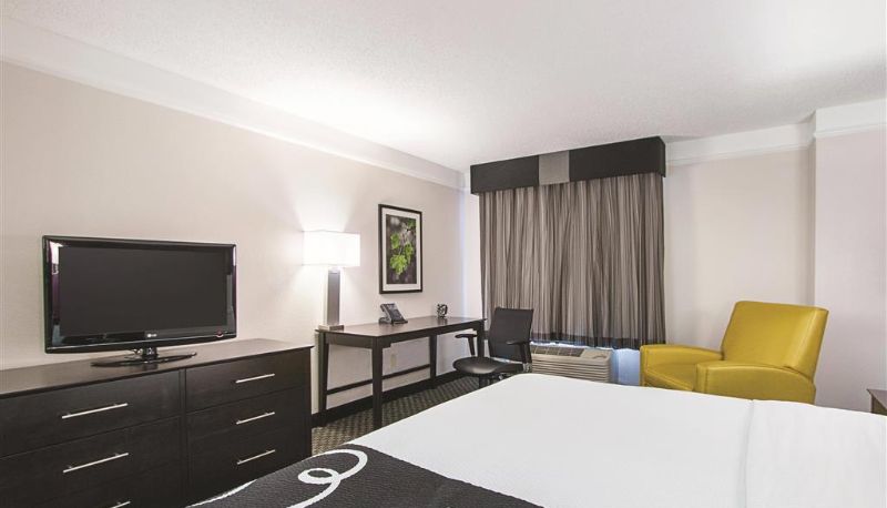 Room - La Quinta Inn & Suites by Wyndham Univ Area Chapel Hill