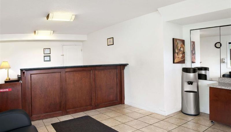 Sala - Super 8 by Wyndham Kamloops East