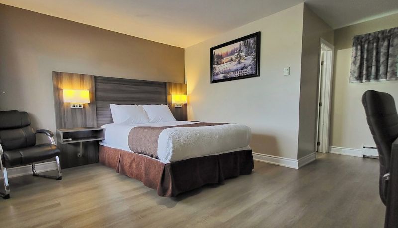 Daire - Maple Leaf Inn & Suites