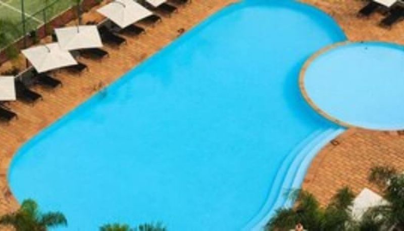 Zwembad - Marques Plaza Hotel