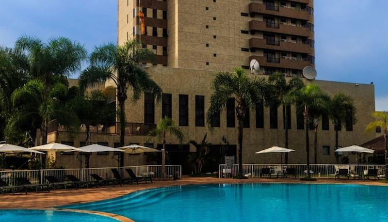 Zwembad - Marques Plaza Hotel