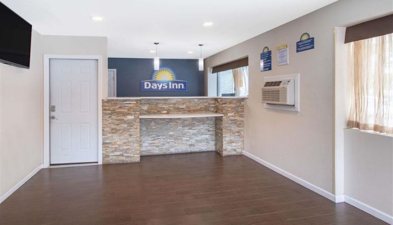 Sala - Days Inn by Wyndham Elmsford / White Plains