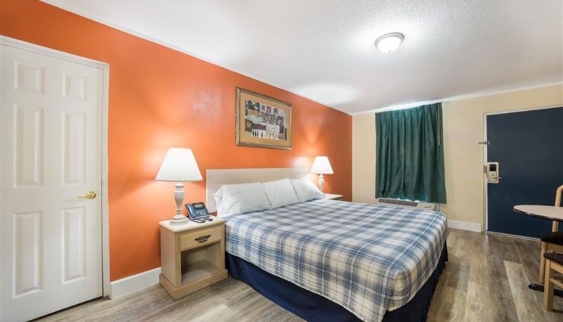 Zimmer - Rodeway Inn Cecil