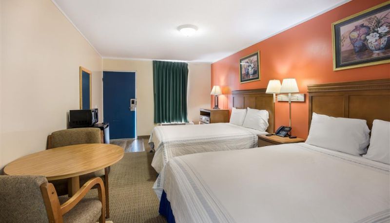 Zimmer - Rodeway Inn Cecil