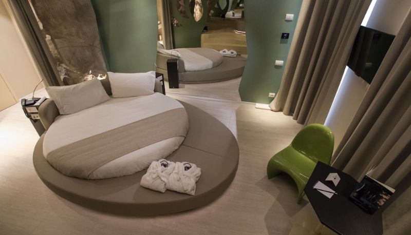 Suite - Emotional Grand Motel