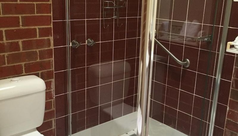 Bathroom - The Elms Motor Inn