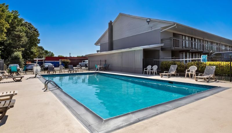 Havuz - Americas Best Value Inn Douglasville