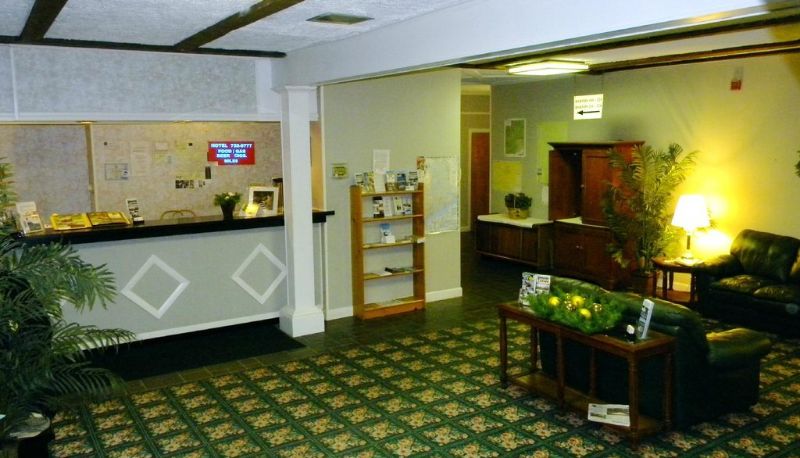 Hall - Baxter Park Inn Millinocket