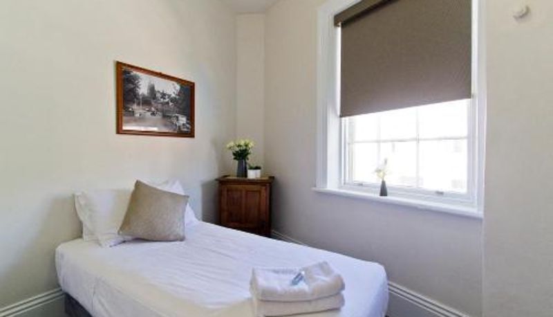 Camera - Deloraine Hotel