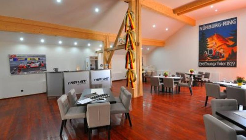 Sala de desayunos dentro del restaurante - Fast Lane Hotel