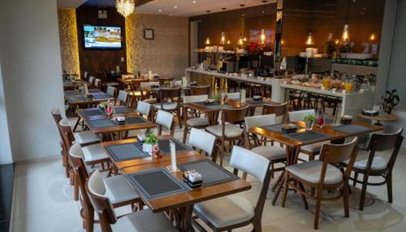 Sala de desayunos dentro del restaurante - Adria Premium Hotel