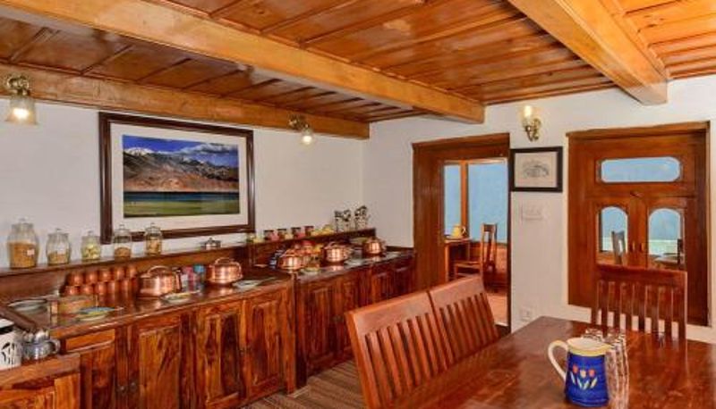 Sala śniadaniowa w restauracji - Banjara Retreat and Cottage Sojha