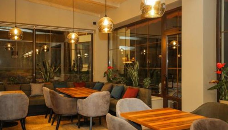 Sala de desayunos dentro del restaurante - CHALET DILIJAN Hotel & Restauarant