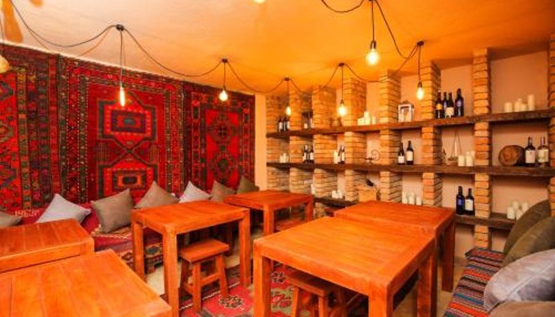 Sala de desayunos dentro del restaurante - CHALET DILIJAN Hotel & Restauarant