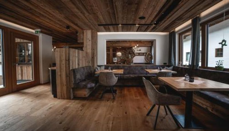 Salle de petit-déjeuner dans le restaurant - Hotel Landhaus Neumayr