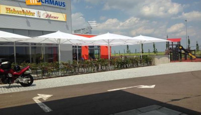 Buitenruimte van het hotel - Autohof Bitterfeld