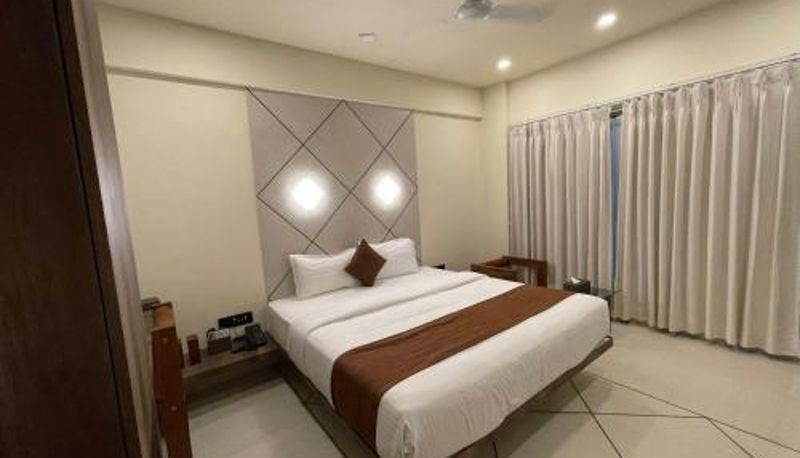 Camera - Near Surat Railway Station De Glance Hotel