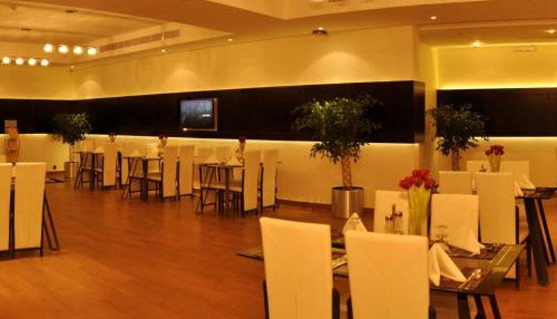 Frühstücksraum innerhalb des Restaurants - Nelover Qurtubah - Serviced Apartments