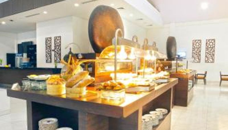 Sala de desayunos dentro del restaurante - Lido Lake Resort by MNC Hotel