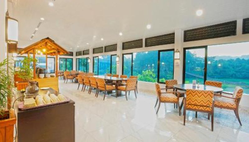 Sala de desayunos dentro del restaurante - Lido Lake Resort by MNC Hotel