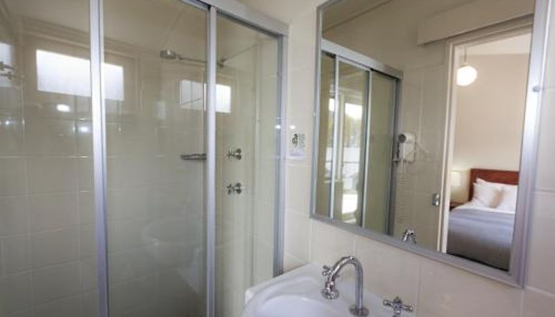 Badezimmer - The Denman Hotel in Thredbo
