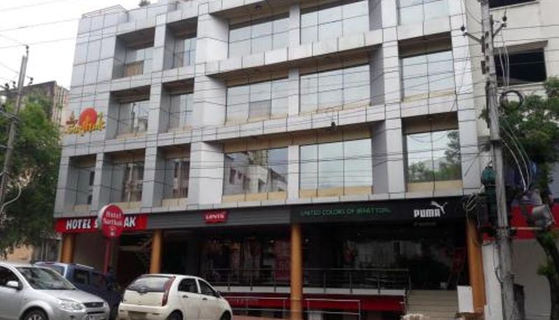 Zewnętrzna część hotelu - Hotel Sarthak