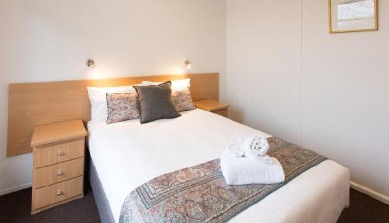 Zimmer - Fox on the Run - Motel Kilmore