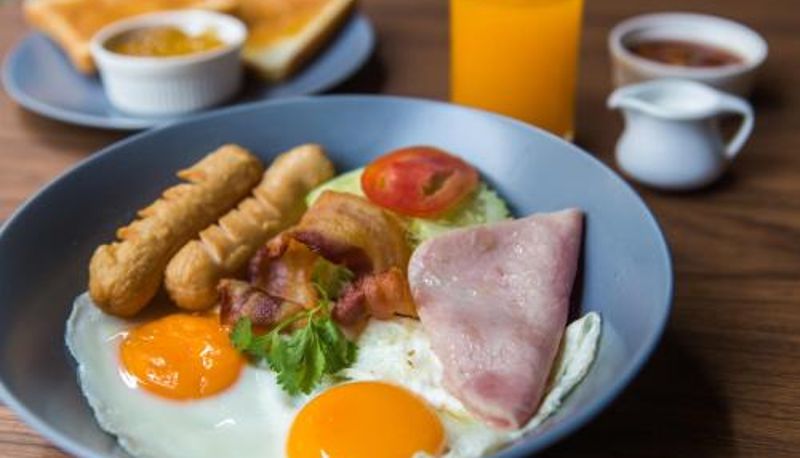 Sala de desayunos dentro del restaurante - Maxim's Inn
