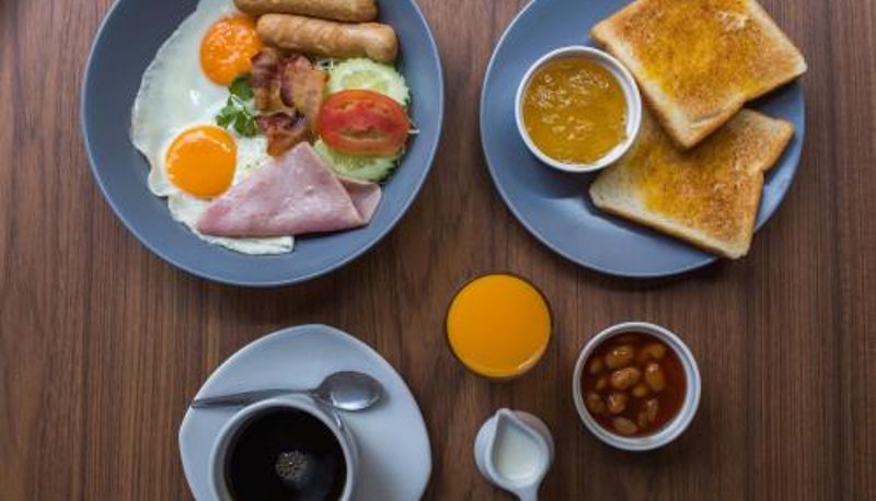 Sala de desayunos dentro del restaurante - Maxim's Inn