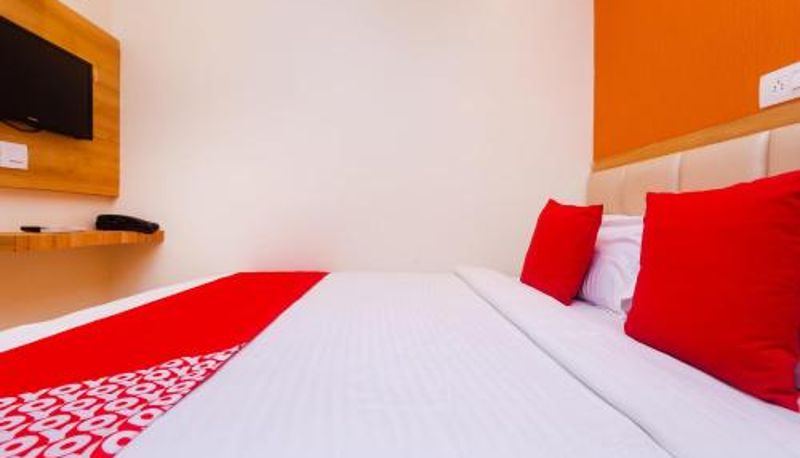 Room - Hotel Sun City Near Saifee Hospital And HN Reliance Hospital