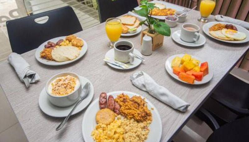 Frühstücksraum innerhalb des Restaurants - Hotel Laureles Plaza